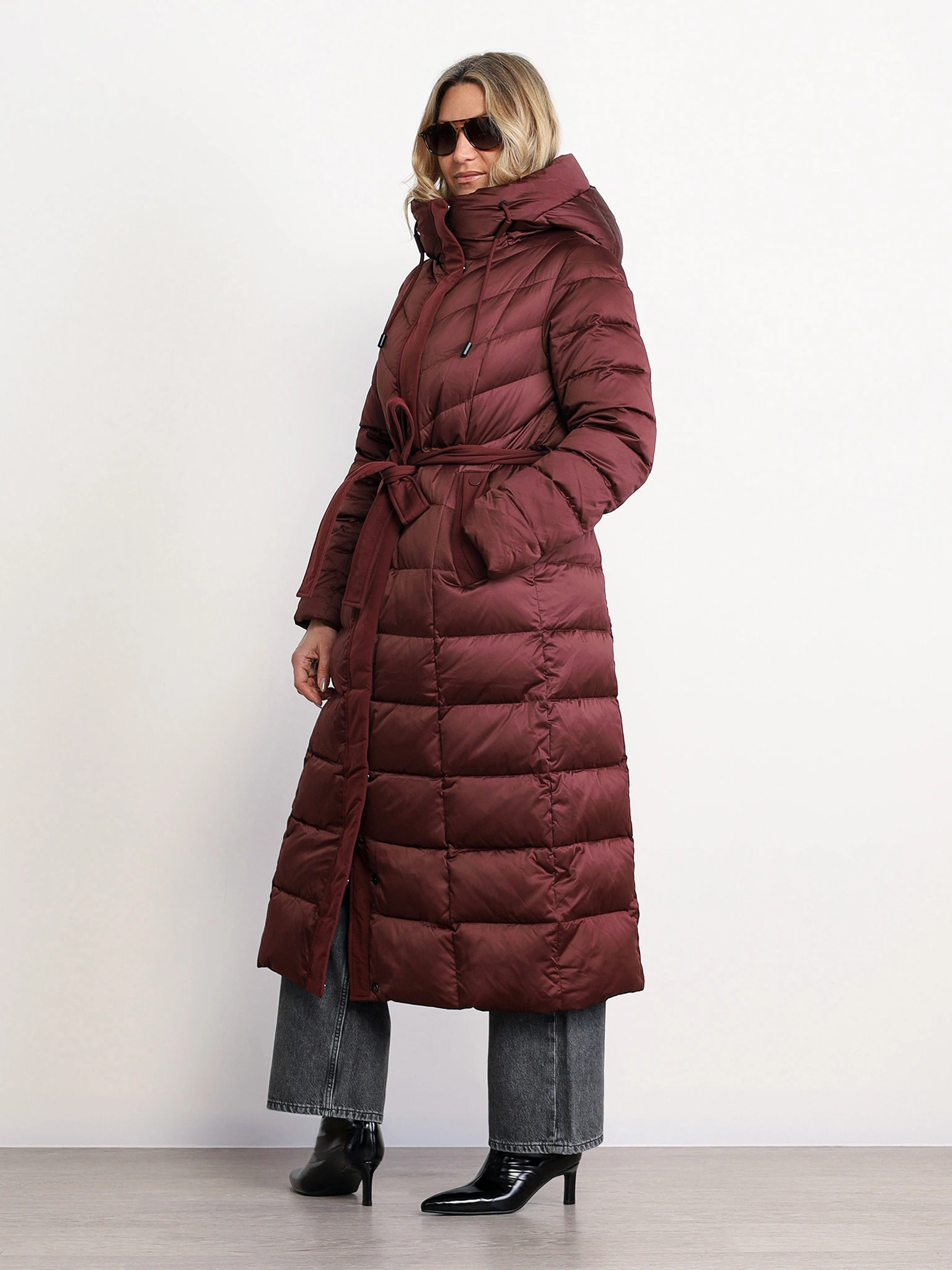 Пуховик бордового цвета с капюшоном